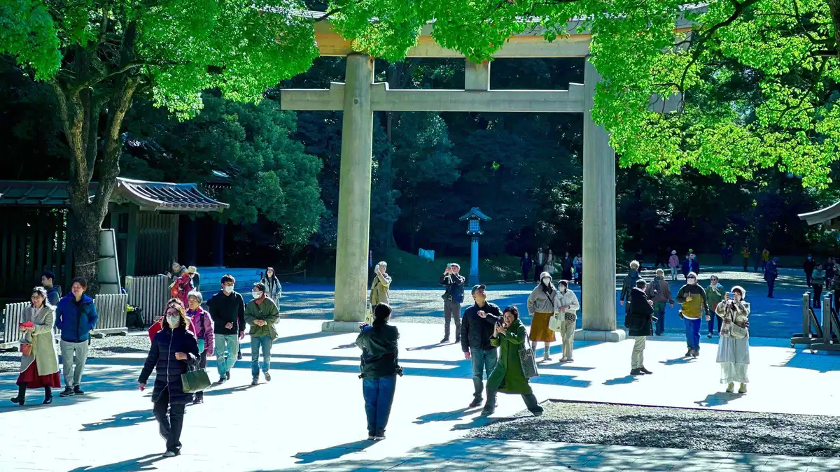 Guide leading visitors through Meiji Jingu's Imperial Garden, Meiji Jingu shrine tour